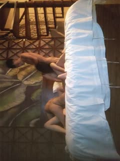 [换妻之旅]，28岁体制内良家夫妻，起初抱着枕头遮胸，看见老公干逼果断放开，激情淫荡香艳无比