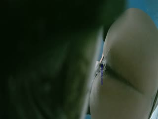 10月新流出厕拍大神潜入纸箱厂女厕沟厕近视角❤️偷拍精挑年轻美女尿尿