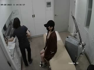 [精品TP]整形医院破解摄像头❤️记录隆胸整形医院医生检查妹子胸型