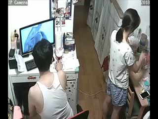 [稀缺摄像头]黑客破解家庭摄像头偷拍❤️知识分子模样小两口客厅看黄片调情情不自禁搞起_1