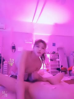 网红美女周晴，闺房接客录视频，和小哥哥互操，大奶媚妖，吸精口活很棒，12V合集！