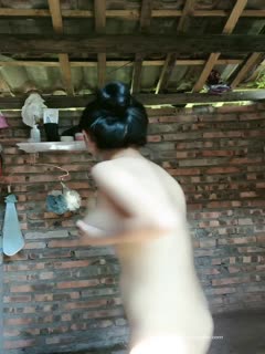 [哺乳期少妇]奶水充沛小少妇喷水撒尿孩子在一旁观看~✨✨✨--乡村风光配上香艳肉体，母性光辉第06集