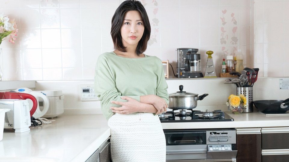 JDAV视频 - porn - 1pon _ 百多えみり まんチラの誘惑 ～同級生のママはボン、キュッ、ボン！～