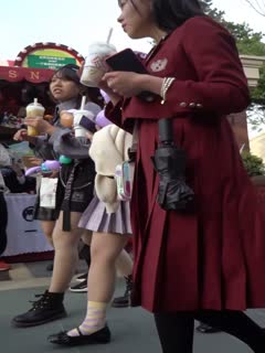 [精品❤️CD]YZWCD系列 偷拍妹子裙底8人次 妹子丁字裤、蕾丝内内 夹得非常紧！都镶进了屁沟里