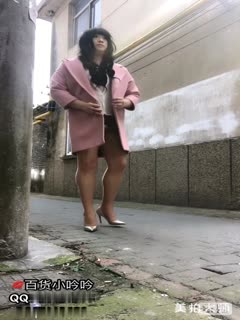 妖艳风骚可爱小吟吟，人来人往的巷子露出，电车的大叔还瞟了一眼，成功撸射在马路上 好刺激呀！