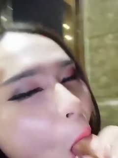 国产妖艳美妖 k卫生间给男模口，把闺蜜轰出去 两人独自相处，还问人家很紧张吗 就口起来啦 骚啊！男模害羞啊第一次被人妖口！