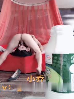 高颜值魔鬼身材小乔和男友，对鸡巴痴情有加，往鸡巴倒酸奶让小乔吃爽爽，这样的美妖操起来 快感刺激死了！