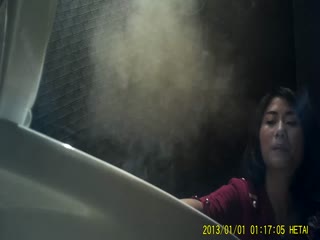 K女厕牛B视角偷拍多位漂亮的陪酒小妹❤️不敢坐半蹲着尿刚好拍到她们的BB