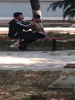 [新瓜]山东cj大学⭐校园凉椅上情侣干柴烈火无视周围人的存在 激情澎湃