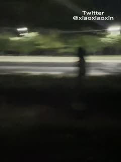 [最新流出❤️极品推特]身材苗条网红『小小星』全裸公园露出：赤裸酮体对着马路，过往车辆的叔叔们错过了这么美丽的风景呀！第02集