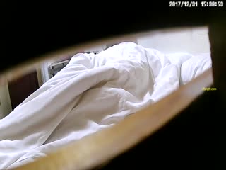 [精选稀缺360]宾馆电视柜缝隙偷拍情侣[一]-可惜了 身材相貌都不错的美女被汉奸头上了