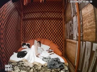 [360稀有高清资源]高颜值情侣 小伙用手捅的女友淫水直流 再用大鸡巴插入