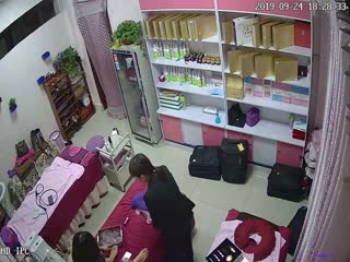 [美容院偷窥]2019年9月24日最新摄像头偷窥美容院-奶子也拔罐-好多大白奶子
