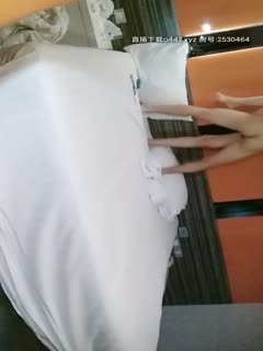 [泰国红灯区探花]眼睛小伙在泰国高价约到172身高漂亮妹子，大长腿细腰翘臀，个子太高想抱起来插结果差点儿摔倒了