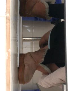 [厕拍精品]国内某高中牛逼大神偷拍老师上厕所，拍脸，拍鞋，近距离拍摄老师撒尿，真是自古英雄出少年，1080P