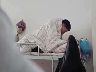 [新瓜小酌]女的跑去男生宿舍，二话不说直接开干，全然不顾宿舍还有两个男舍友[无水原版]