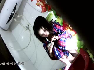 [精品偷拍]女生宿舍卫生间全景偷拍，几个颜值都不错第三番