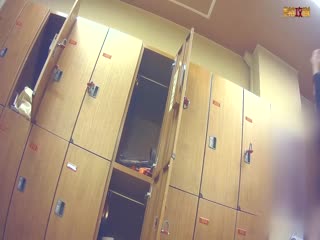 公共洗浴中心换衣间里的精彩瞬间[第6期]，好几个颜值身材都很不错的小姐姐4V28105369