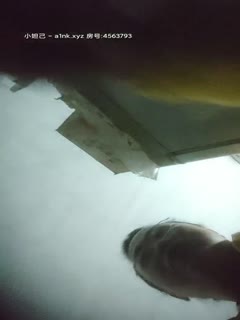 [嫖娼不戴套]夜晚城中村扫街玩逼站街的不多相中一位四川的眼镜姐姐说看她很像自己的中学老师所以想肏