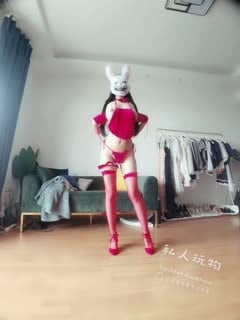 极品身材爆乳女神[私人玩物]3月最新作品，红色情趣肚兜铃铛，白虎嫩嫩极品身材33P2V01第01集