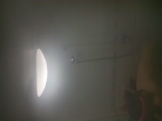 最近在城中村出租屋发现个宝地几个白领姐姐合租房浴室眼镜妹在给谁发短信呢