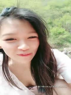 [我的梦梦]颜值不错妹子不穿内裤野外小河边跳舞，塞着跳蛋扭动坐地上拉扯非常诱人