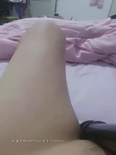 00后嫩妹[小不点]超大震动棒自慰和小男友啪啪，后入大力猛操道具玩弄，很是诱惑喜欢不要错过