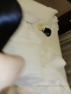 2020.2.27[惊涛岁月-小李沁]新晋美女跟两男驱车到酒店玩3P，身材苗条细腰翘臀，鲍鱼粉嫩超多水，穿衣良家范，脱了变淫娃，掰穴特写淫靡刺激