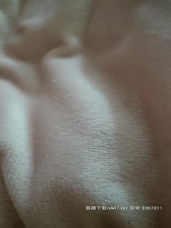 2020.2.25[陪读上网课的寂寞家庭主妇]儿子上网课，小少妇逼里塞着跳蛋，课间的时候到浴室露出粉白的大乳房，真实刺激挑逗