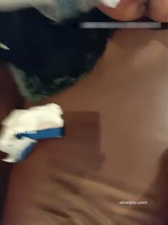 云南2位学院派年轻漂亮潮妹子与几个小青年K包厢嗨歌被边唱边搞直接脱光在沙发上啪啪啪干一半与拍摄的吵架了第02集