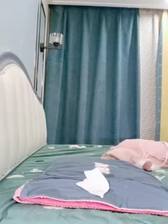 圣诞之夜双胞胎美妞，姐姐约会去了单人秀，眼镜双马尾超清纯，红色肚兜掰b特写，换装诱惑翘起美臀