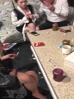 K玩骰子输了，男的被罚 舔旁边美女的奶头，美女都主动献奶了，男的吃个奶子都这么磨磨唧唧！不行我来！