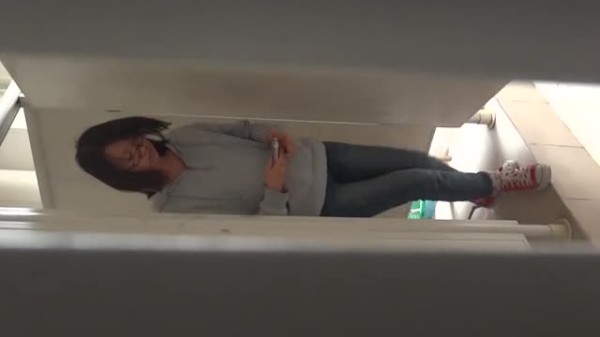 厕所偷拍绝对是大美女