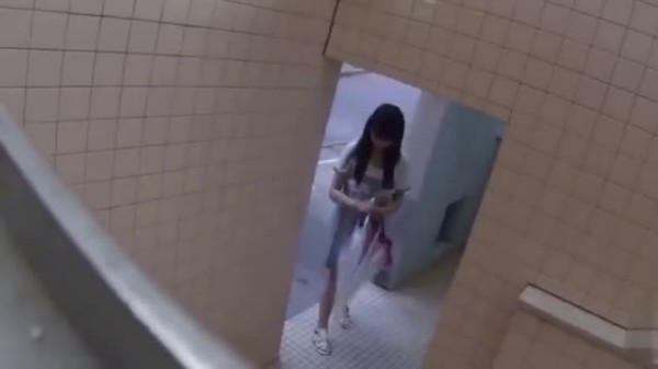 偷拍隔壁厕位几个美女